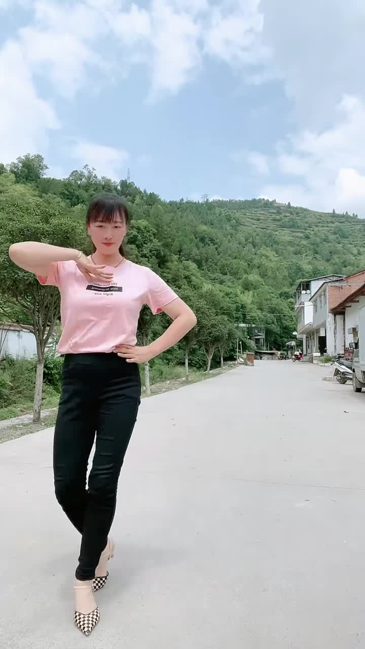 认真跳舞,农村小姐姐也很美.