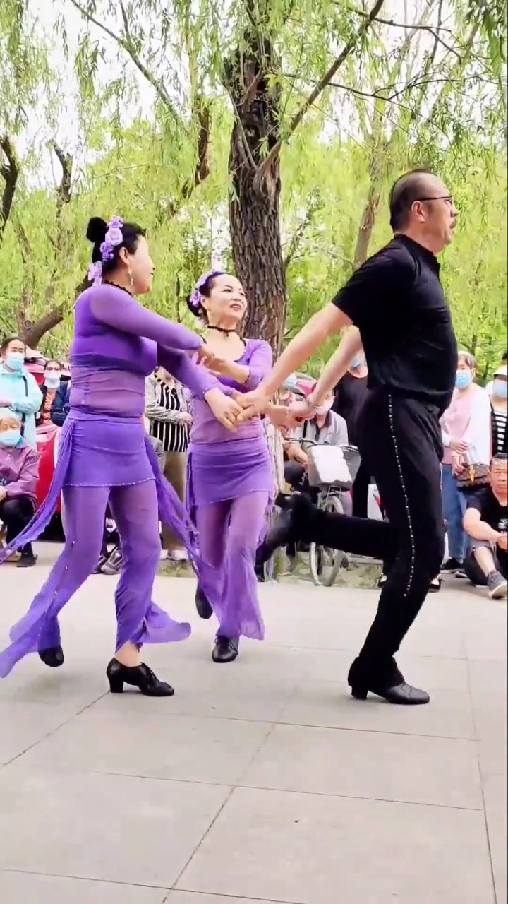沈阳劳动公园的网红跳舞大爷这小步伐太帅了,大爷意气风发不减当年