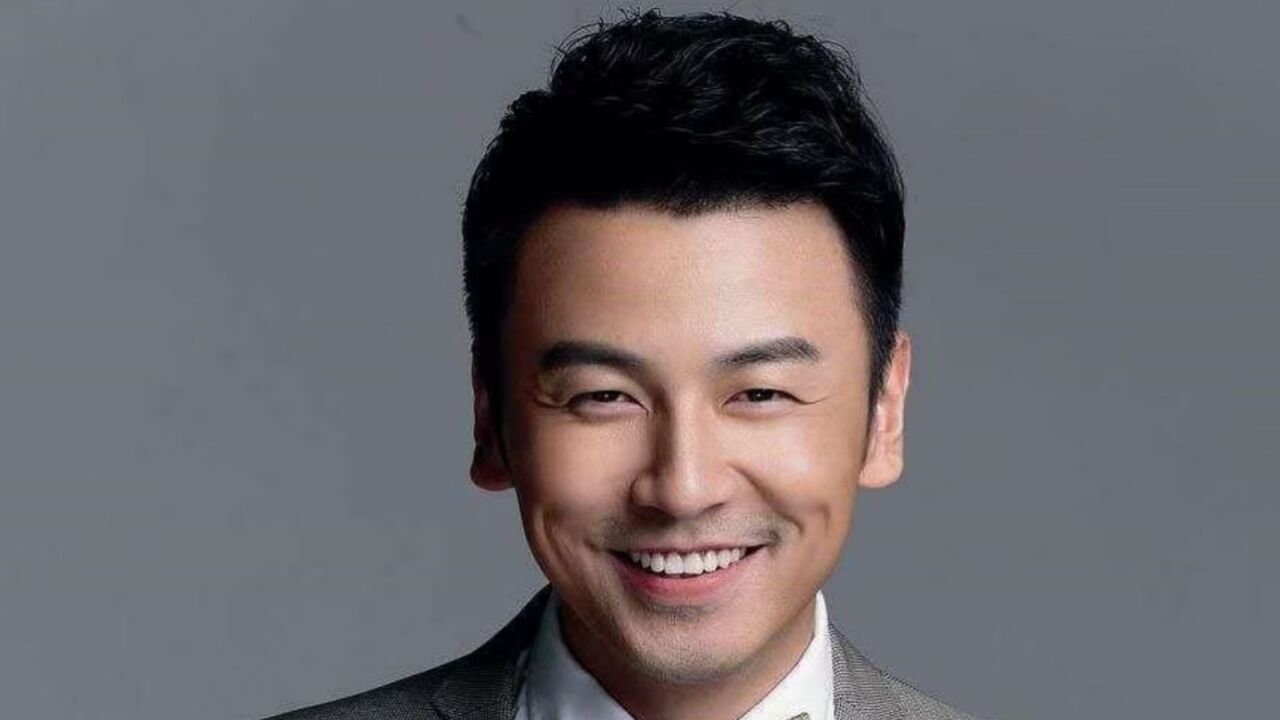 雷佳音带妻女逛超市,素颜穿拖鞋打扮低调,大头抢眼被指像素人