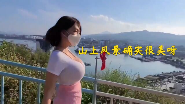 带女朋友去爬山,山顶的风景真不错呢!