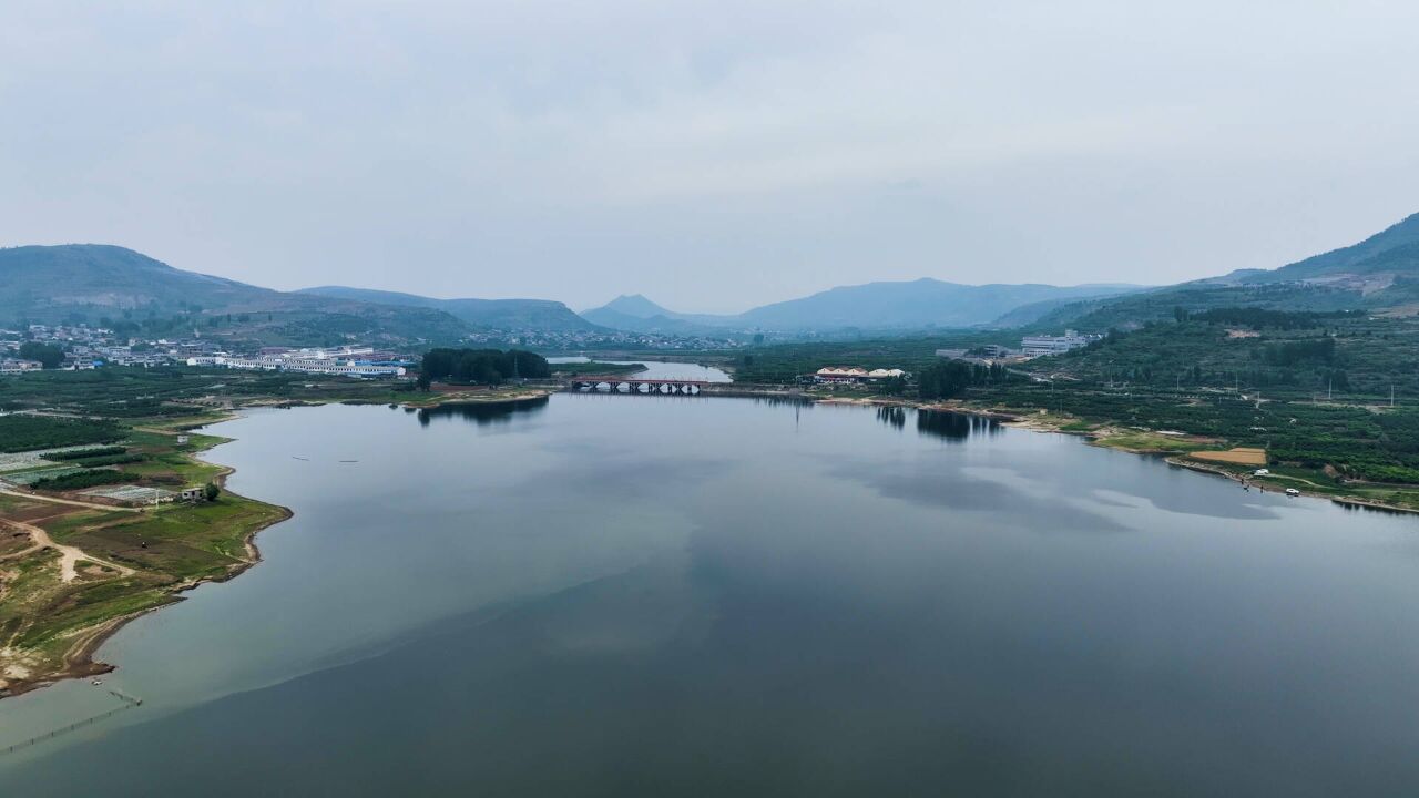 初夏航拍枣庄岩马湖 风光旖旎美如画卷