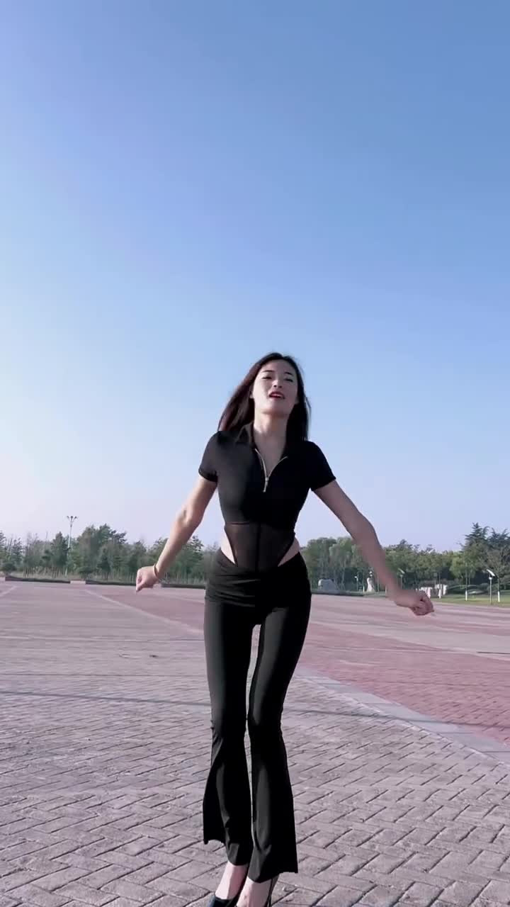 美女跳舞走出气质走出范#好身材好气质.