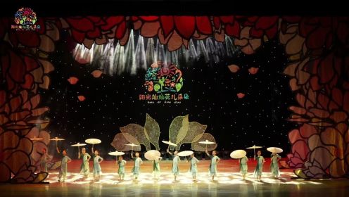少儿群舞《豆蔻》小演员们正值豆蔻年华，更能展示出小演员们清纯温婉的形象，在舞蹈中使用绸伞，仿佛漫步江南，让人身临其境。