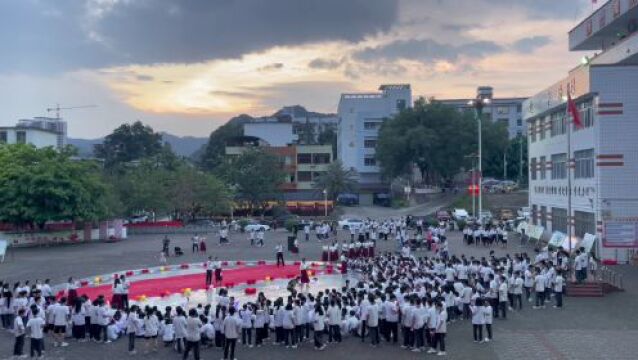 高考倒计时!凭祥市高级中学“喊楼”为高三学子助威