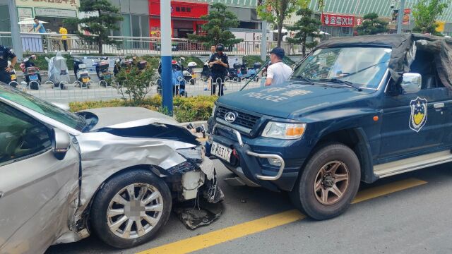 嫌疑人街头驾车逆行逃窜,茂名警方鸣枪合围逼停!现场曝光