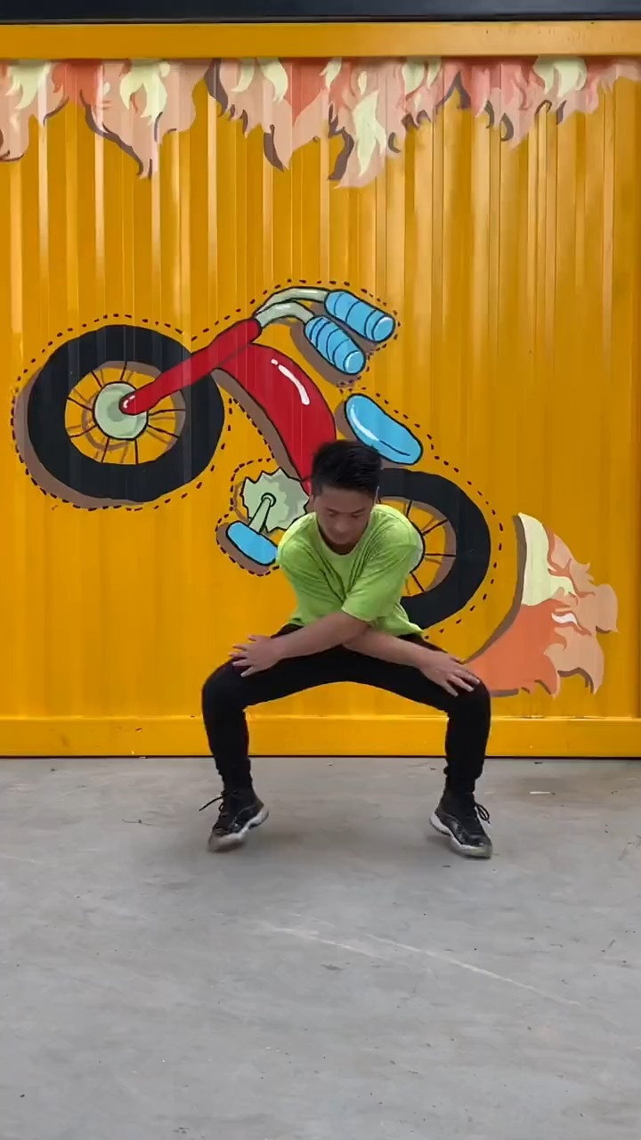 两秒教你学会摆腿舞 #摆腿舞