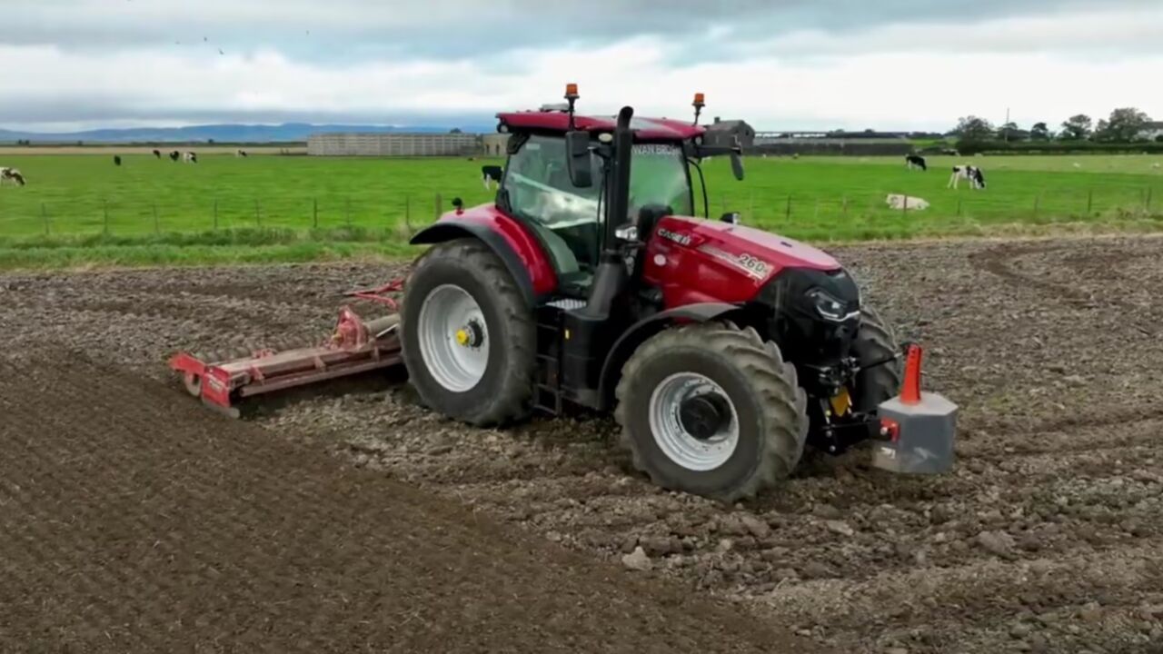 凯斯puma 260无级变速拖拉机带格兰6米动力耙作业!