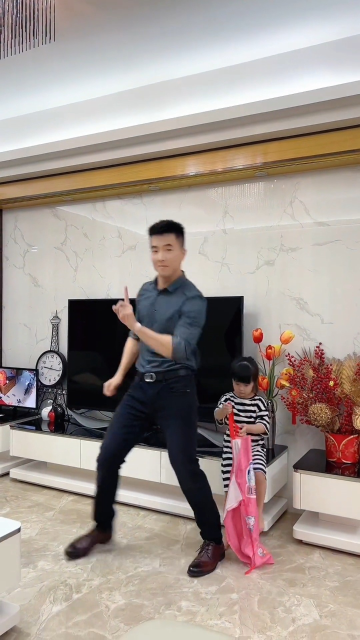 岁的单身大伯,洗好碗直接献舞姿,多才多艺啊,有没有看上的大伯娘沐沐