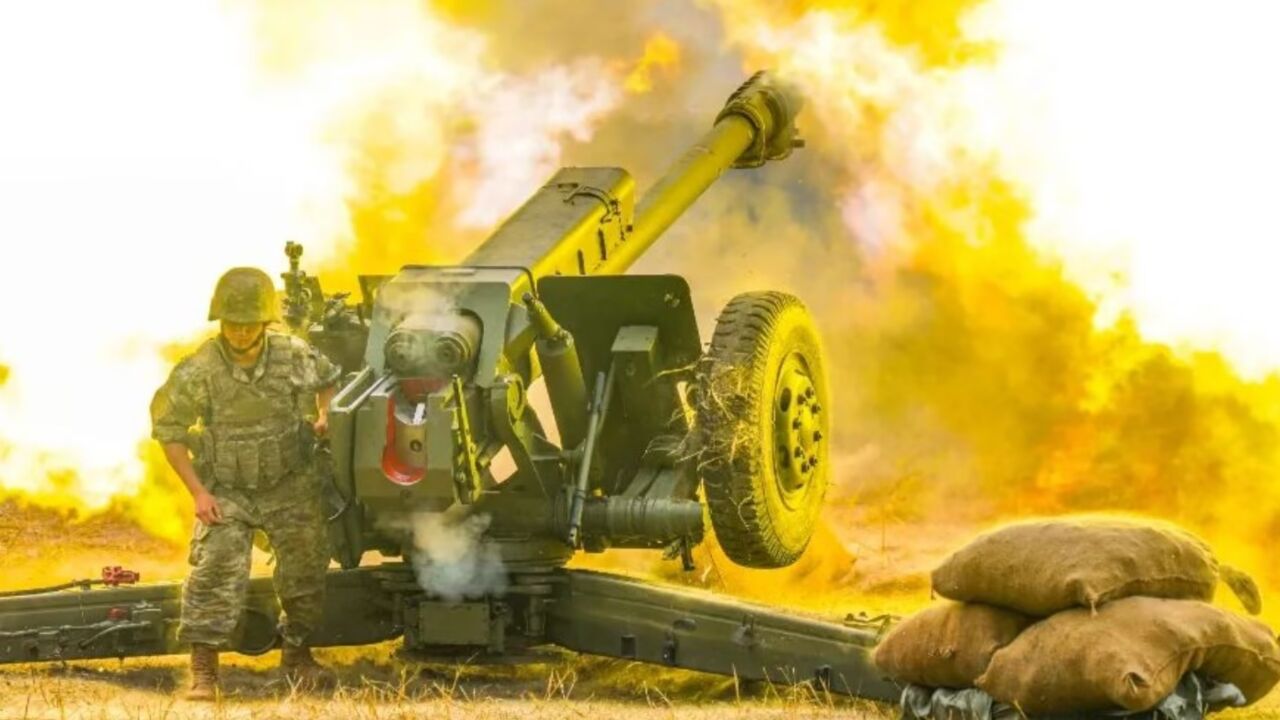 解放军东南劲旅多型火炮装填完毕后饱和攻击 阵地瞬间硝烟弥漫