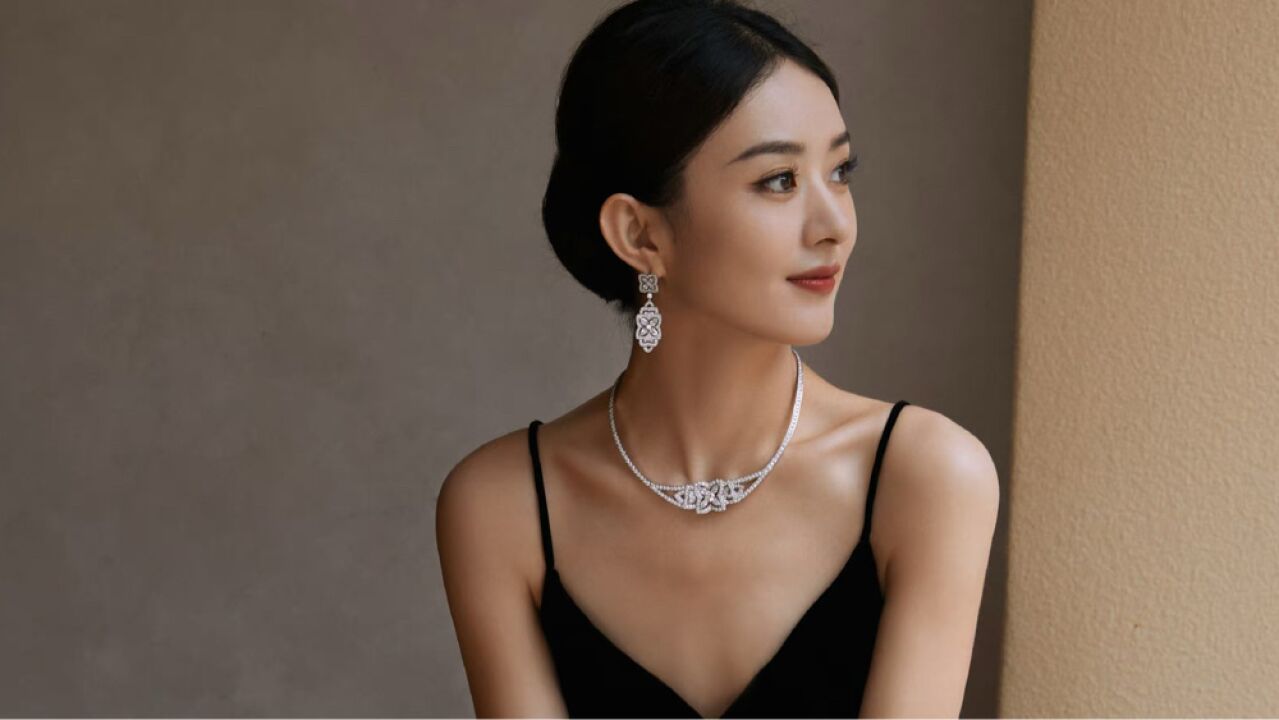 赵丽颖从未想过靠礼服在红毯出圈,寥寥几次深v礼服也尽显优雅!