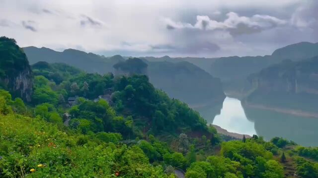 万山远,只等闲.万山远,总是情.革命情,战友情,鱼水情!