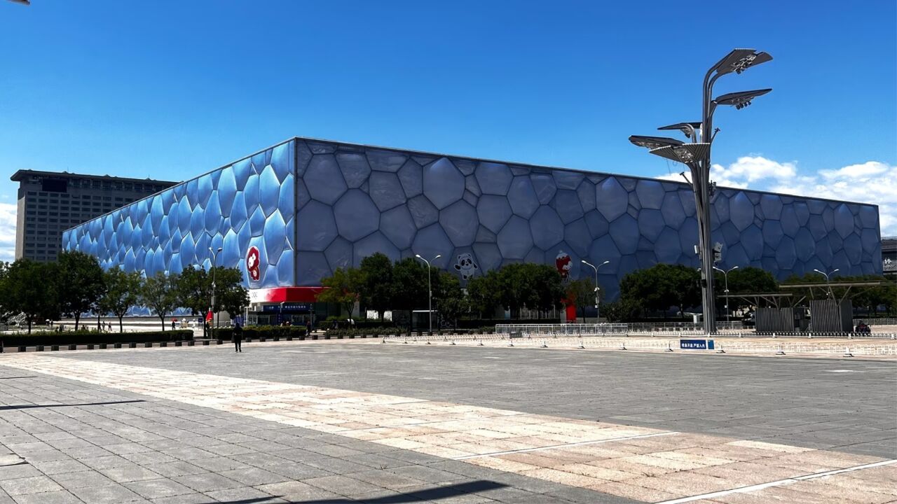 游览北京水立方,参观奥运比赛厅.
