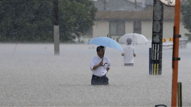 日本九州暴雨水淹及腰,多处山崩预报,警告:史上最强降雨