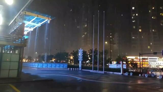 避雨的乐趣#我的城市下雨了 #下雨天 #城市的夜晚