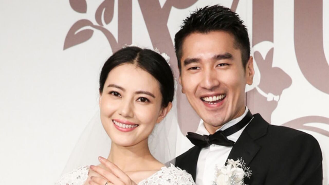 赵又廷一家手牵手遛弯,4岁女儿可爱像公主,高圆圆素颜白到发光