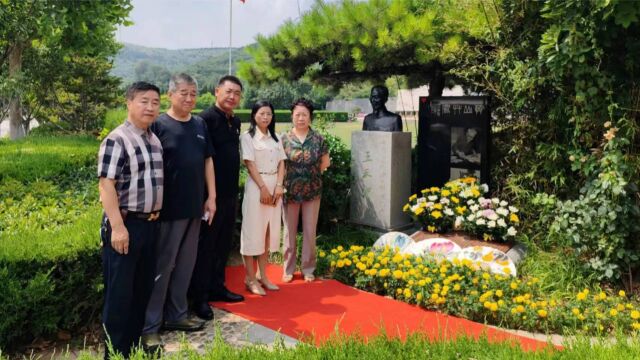 齐白石书画院院长齐良芷弟子汤发周祭奠师叔齐白石弟子王天池大师,由王天池小女王凤、王天池女婿邹本庆、王天池最小徒弟:甲长贵的陪伴