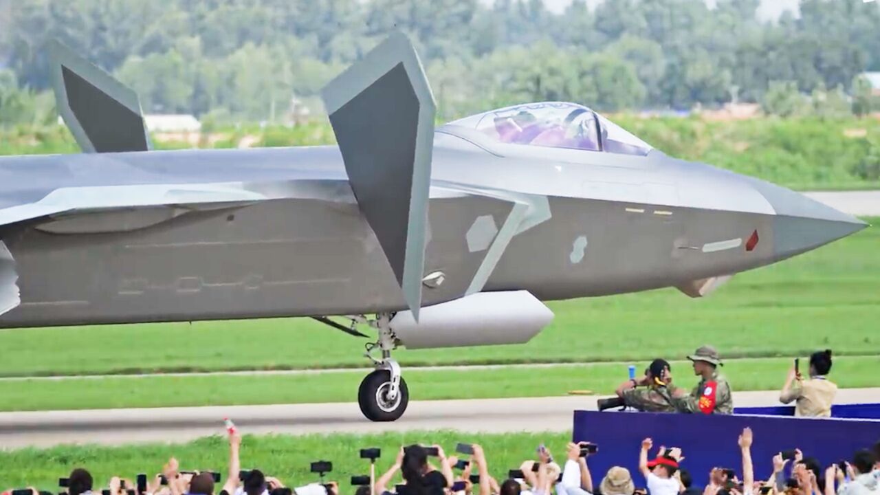 中国"威龙"飞机:近距离高清实拍,飞行员的操作技惊全场,真猛