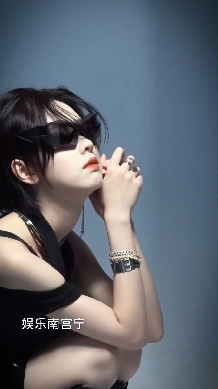 陈都灵短发好飒,嘟嘟独特霸气十足,让人眼前一亮