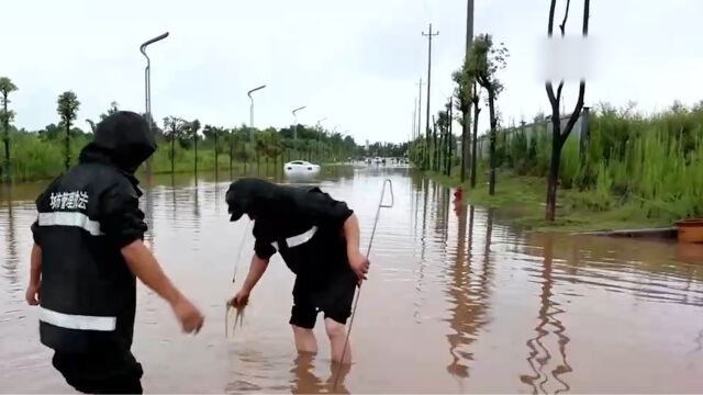 重庆荣昌:暴雨来袭,部分道路积水严重,多部门紧急处置