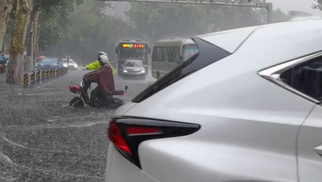 暴雨后济南实拍:多辆车、集装箱被冲跑!七里河、东关大街、生产路都是淼淼淼淼淼淼