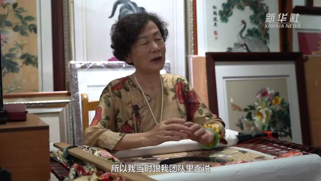 大运会开幕式上的蜀绣引导牌出自她们之手