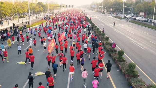 航拍: 2023信阳马拉松赛开跑 万名跑友迎风奔跑