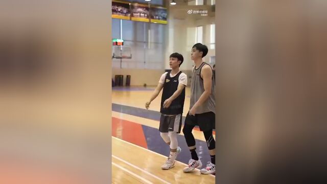 广东男篮队内训练徐杰胡明轩打磨投篮技术徐昕折返跑练体能