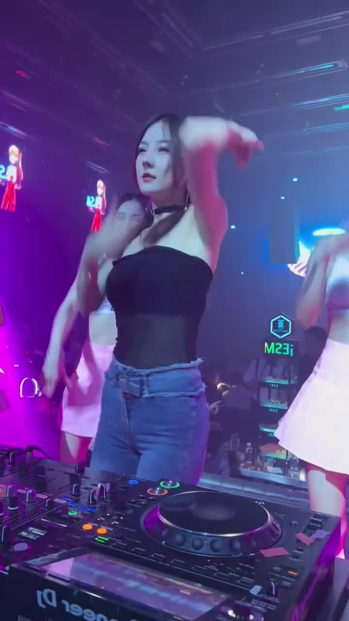 顶级夜店酒吧蹦迪现场，女DJ身材火辣，尽显迷人的气息！_高清