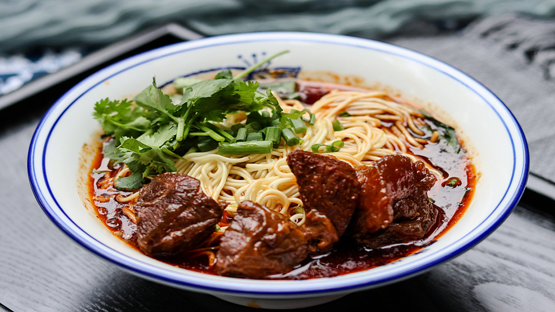 一口面一口猪头肉,香迷糊了!