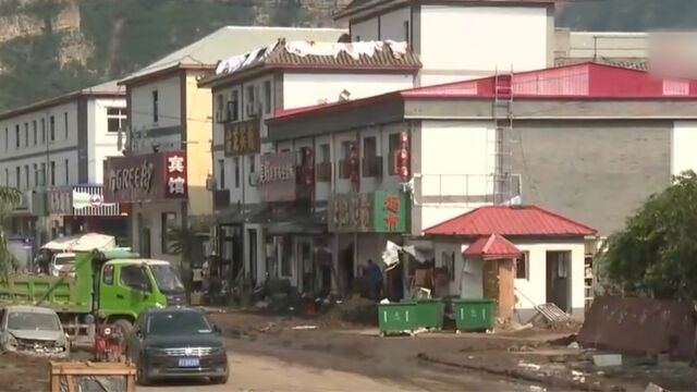 河北涞水:山洪退去,被淹村庄清理淤泥工作正在展开