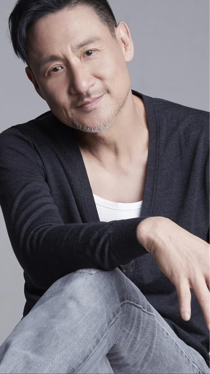 张学友马来西亚演唱会在台上突然跌倒,自称从小耳水不平衡,并与歌迷