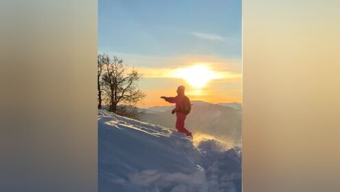 与夕阳相伴. #霞光下的雪原冬日氛围感 #在雪地里疯狂撒欢