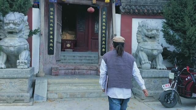 甘泉寺有两株1300年历史的玉兰树,相传北宋初年为了纪念杜甫旅居天水所栽植.