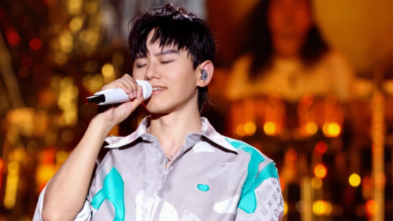 张杰演唱会众星云集,万人合唱《逆战》好燃,三个女儿惊喜到场