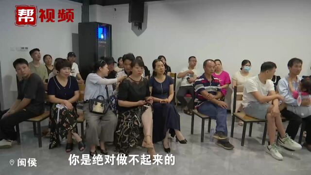 小区墙面被挖大洞 业主:地产商没提前告知 调解员建议暂停施工