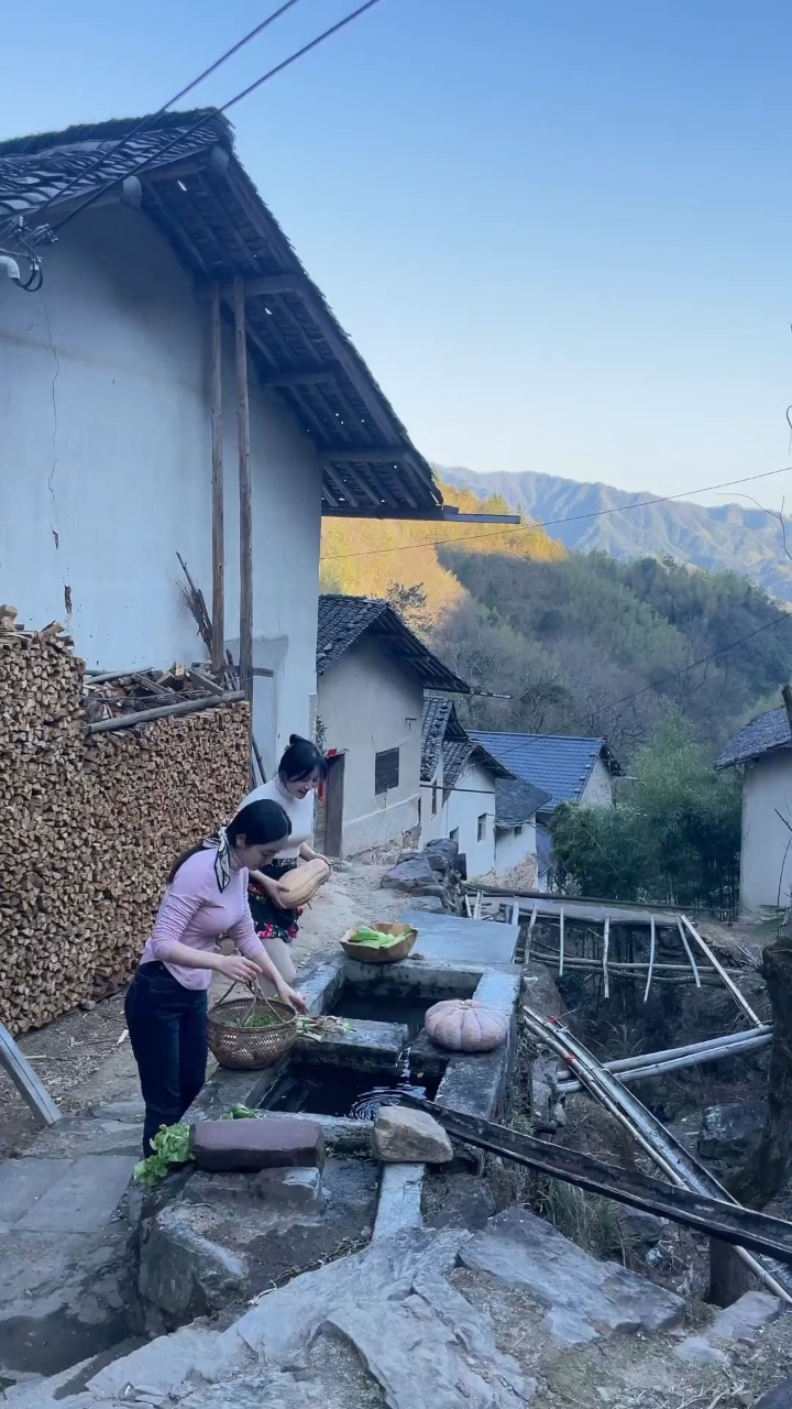 生活在大山里,没有城市的喧嚣,只有悠然自得的山村生山村生活,不嫌弃