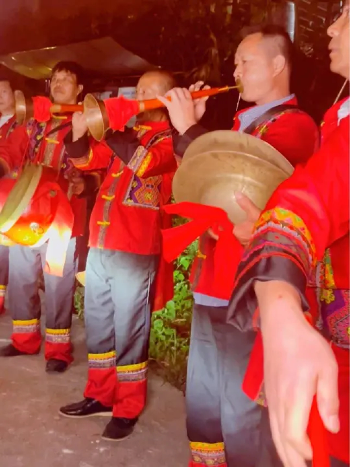土家唢呐在迎亲路上,祝福一对新人新婚幸福#迎亲队伍气势庞大#少数