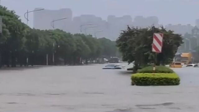 福建福州:主干道路面积水多人被困,民警紧急救援