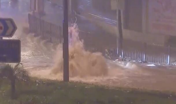 暴雨持续,香港发布黑色暴雨警告信号