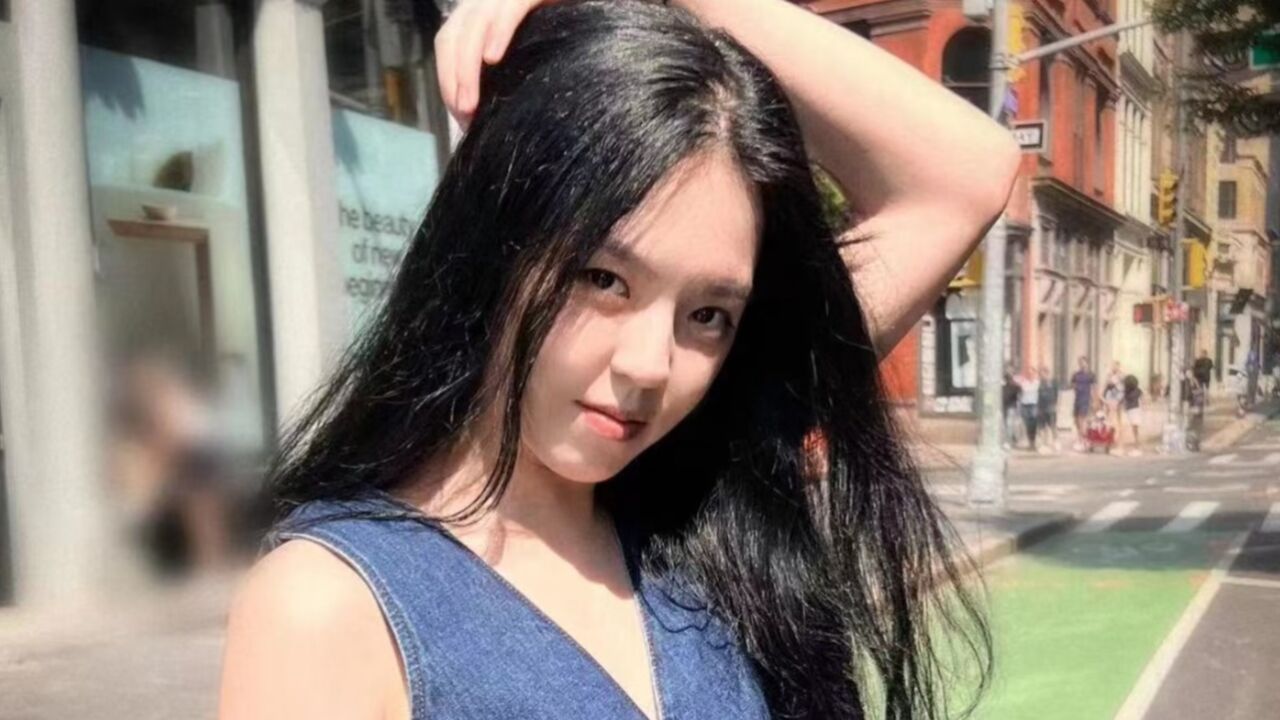 李咏女儿法图麦时装周首秀,全程流利英语交流,身材优越气质出众