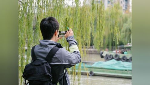 和导演陈小雨在运河采风，探寻《乘船而去》中的心印