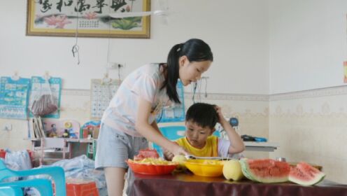 比走出大山更重要的事生在四姐一弟家庭，女孩初中就帮亲戚看小孩赚钱：我长大后要离开家乡_高清完整版视频在线观看_腾讯视频
