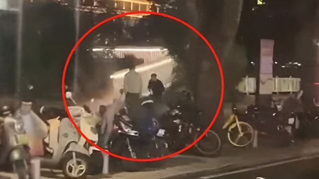 福州市区一男子持刀伤人?警方:确有此事,正在调查