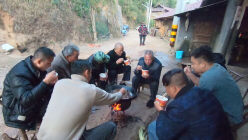 湖南特有的饮食文化，乡亲们围着火炉吃饭，有说有笑家乡味真浓