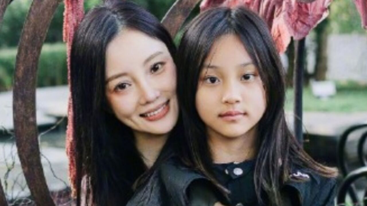 李小璐带女儿看音乐剧,11岁甜馨颜值逆袭,母女俩手挽手像姐妹