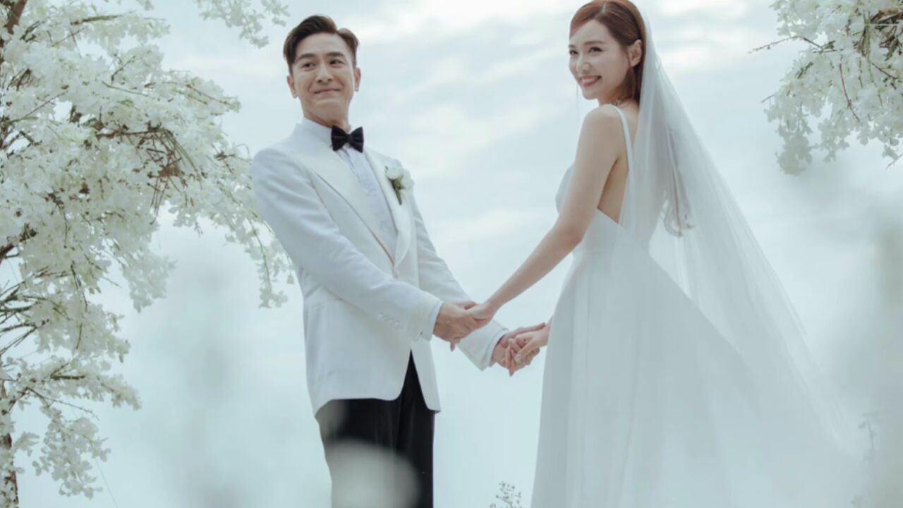 马国明汤洛雯婚礼照片曝光 搂腰拥吻超甜蜜