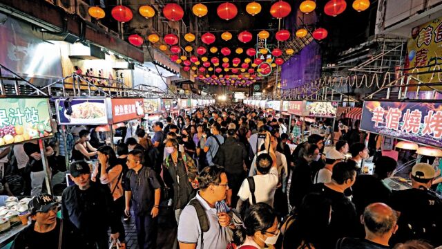 香港庙街夜市开锣,为期半年,现场直击300港元可以吃什么