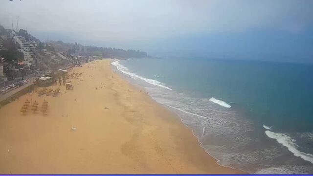 海风轻拂着沙滩,波光粼粼的海面映入眼帘