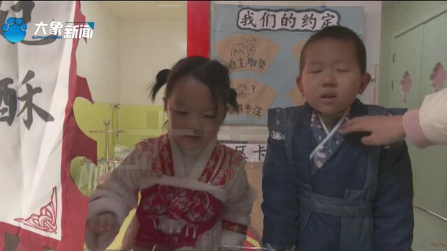 河南郑州:幼儿园举办多彩民俗节,萌娃当“老板”,热闹集市的叫卖声此起彼伏