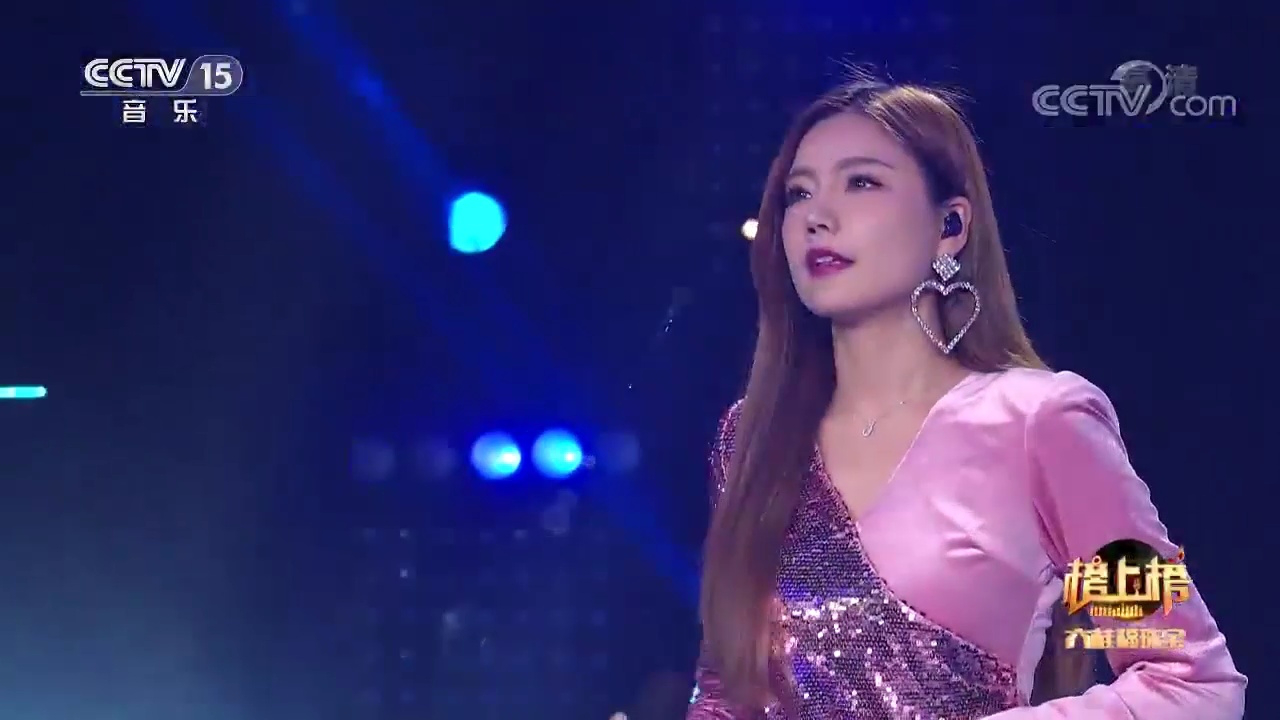 倪睿思演唱的《夜空中最亮的星》,歌声深沉空灵,让人着迷